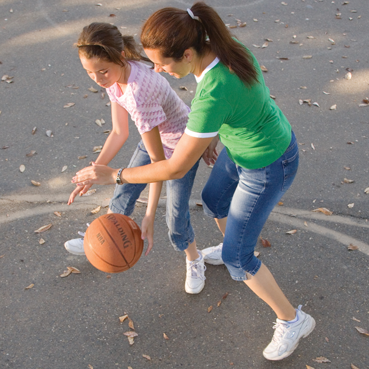 mama y hijo jugando baloncesto.