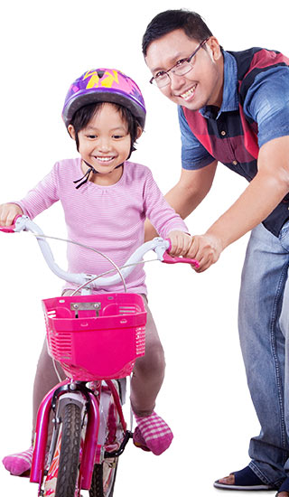 父親輔助女兒踩單車。