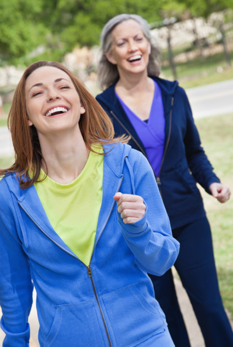 Dos mujeres caminando por un sendero.