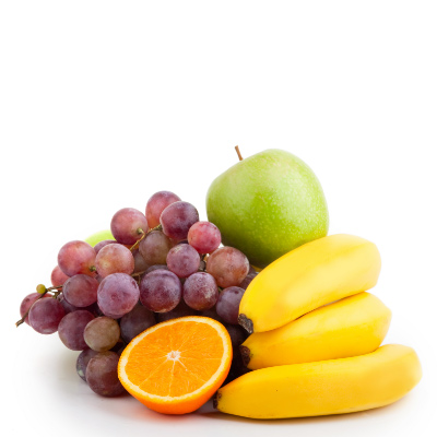 Una variedad de frutas coloridas apiladas sobre un fondo blanco liso.