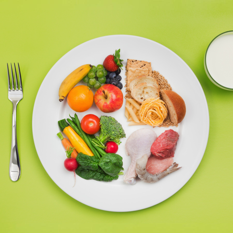 Un plato de comida con un vaso de leche.