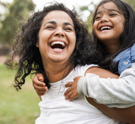 Una madre y una hija alegres comparten un momento de risa.