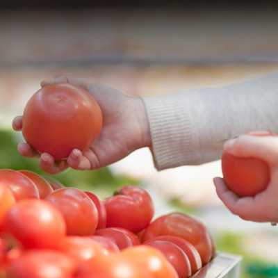 Variedad de frutas y verduras frescas de colores vibrantes ordenadas sobre una mesa de madera.