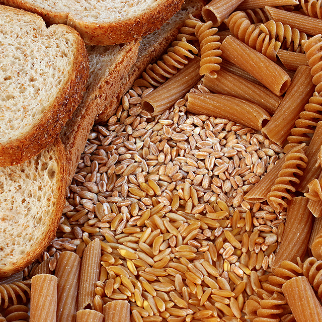 Arroz integral, pan de grano integral y pasta de grano integral